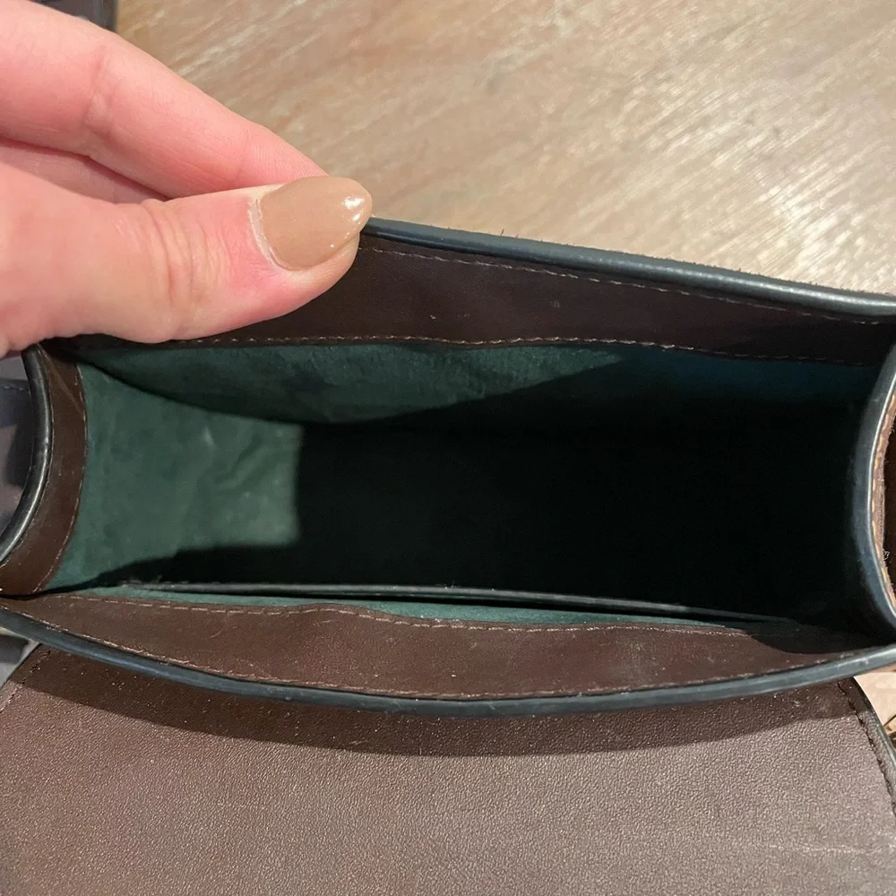 Elegant Brown Croc-Embossed Crossbody Bag - Picture 4 of 5
